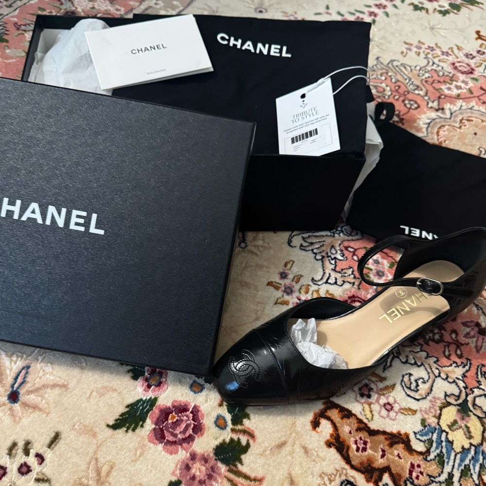 Chic Chanel CC Cap Toe Mary Jane Pumps — Black Leather (Size 37 - 7B)